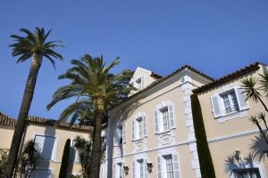 aussenansicht vom eingangsbereich vom hotel mit palmen davor vom edlen luxuriösen und modernen hotel le residence de la pinede in saint tropez in frankreich europa 